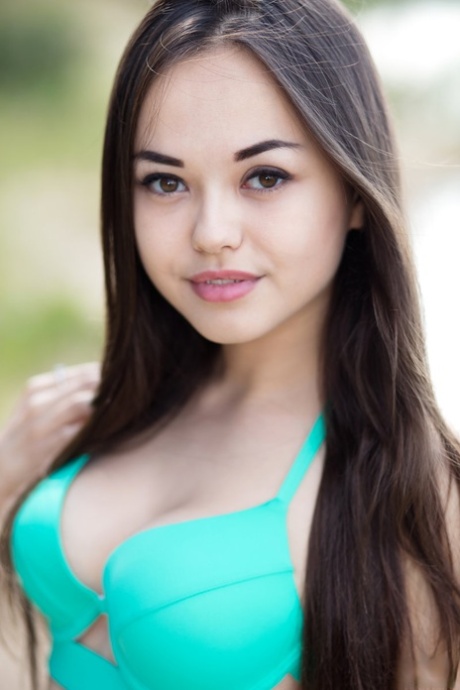 Hot teen beach bunny Li Moon sheds her bikini to catch a full body tan 72259162