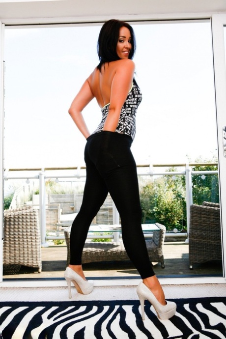 Dark-haired girl Sammi Jo goes topless before slipping leggings over her ass 17106519