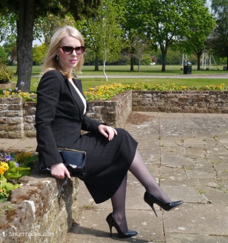 Blonde secretary Jenny takes her lunch break in the park while fully clothed 38304506