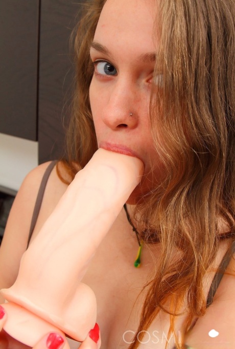 Amateur brunette Kerry suck on her big dildo while naked in the kitchen 31892226