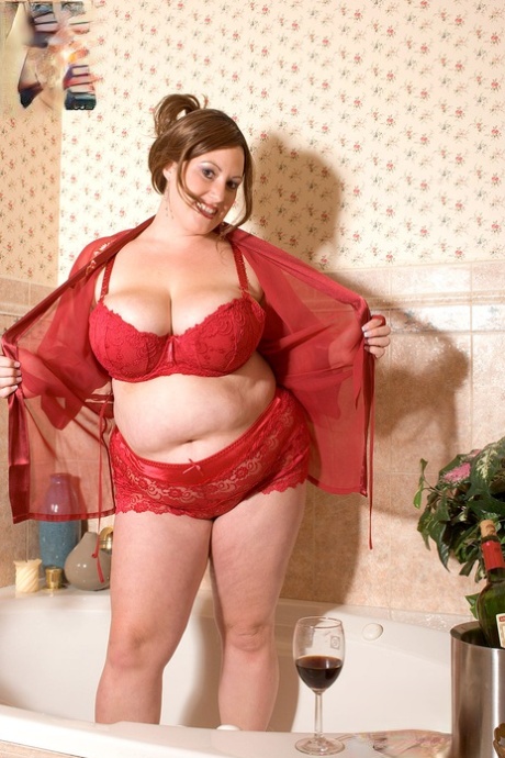 Mature BBW Nikki Cars pulls down her red lace bra freeing a megs set of tits 25766306
