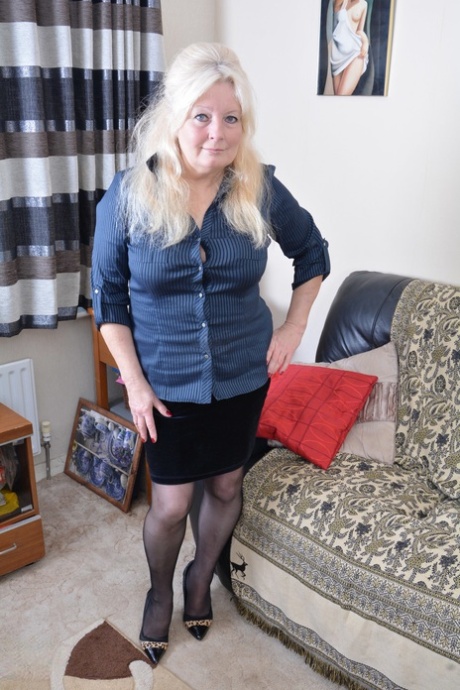 Mature British fatty looses her breasts before masturbating with a vibrator 39589722