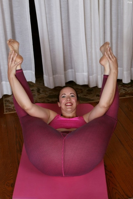 Fat Barefoot Sex - Fat Spreading Porn Pics & MILF Sex Photos - IdealMilf.com