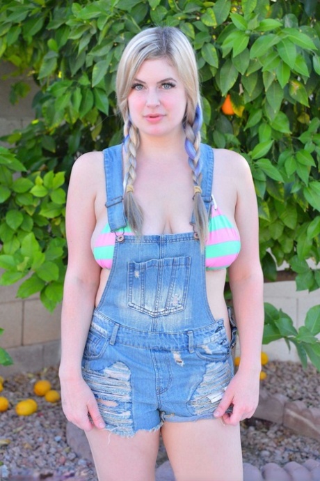 Blonde with exotic curves Danielle does some bodypainting outdoors 56586514