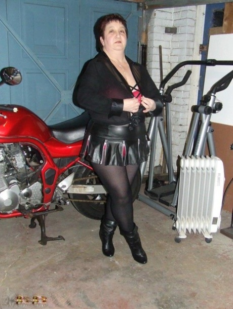 Mature woman Kinky Carol sports short hair while exposing her underthings 76182570