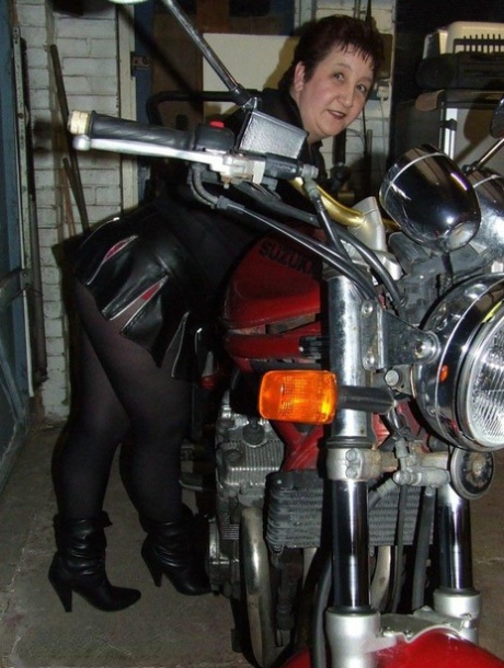 Mature woman Kinky Carol sports short hair while exposing her underthings 76182570