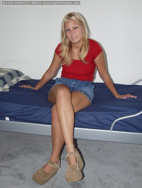 Blonde first timer Elizabeth stretches open her pink pussy once she's naked 62472540