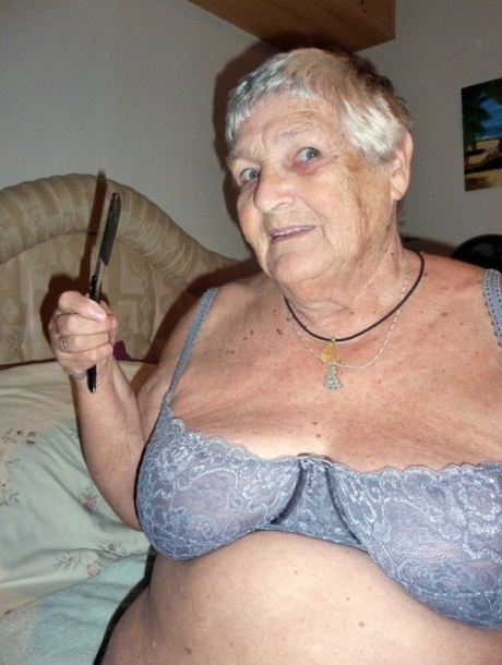 Fat lady Grandma Libby shaves her pussy and underarms with a straight razor 58997048