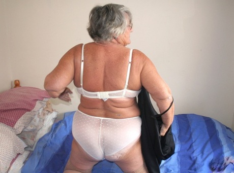 Old UK amateur Grandma Libby exposes her obese body before masturbating 45117673