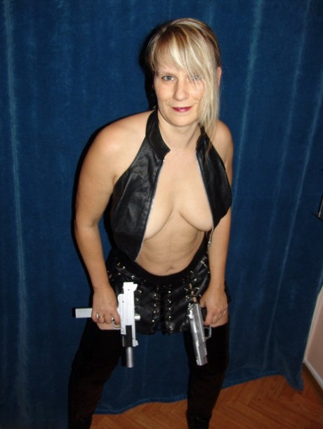 Blonde amateur Sweet Susi holds handguns while getting naked in long boots 99009168