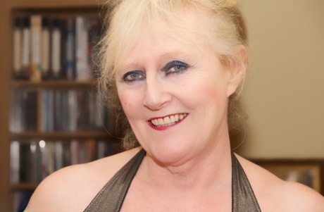 Insatiable granny Claire Knight fingers her mature muff in provocative outfit 48025157