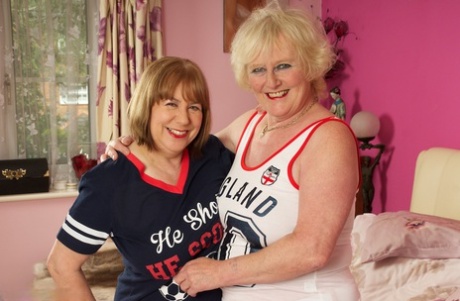 Mature woman Claire Knight has lesbian sex with a fatty on her bed 51934696