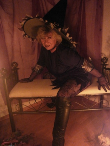 Slutty mature witch Caro looks super sexy in her black boots and pantyhose 89539399