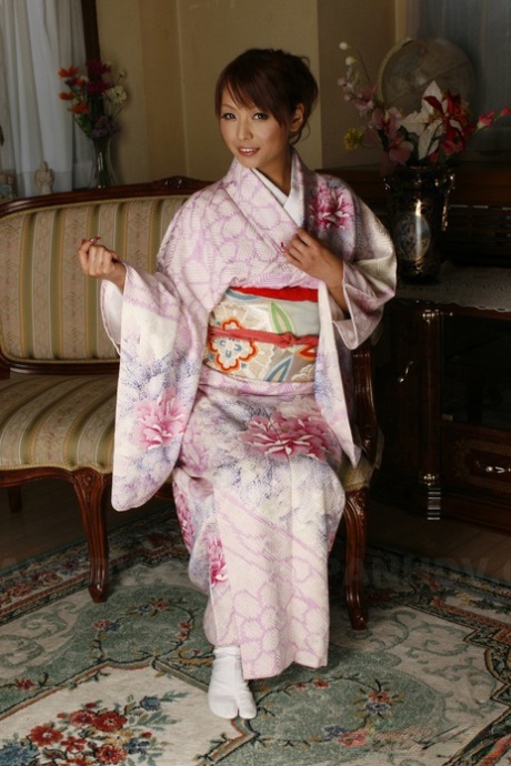 Pretty Japanese teen Kaede Moritaka hikes up traditional garb to show her bush 70805621