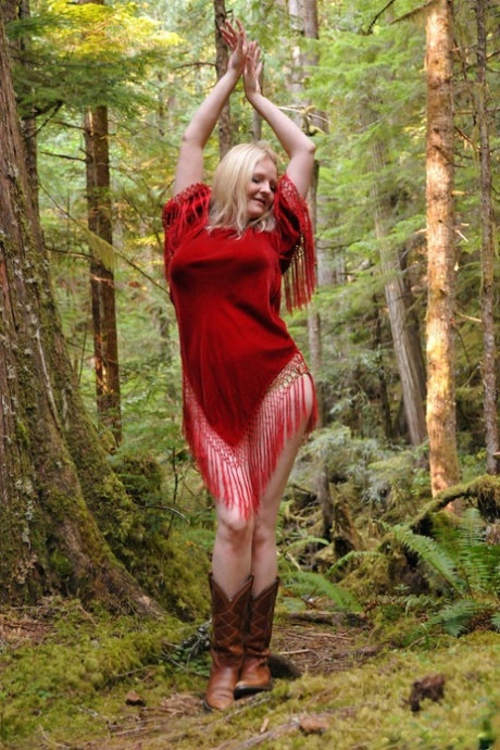Mature amateur shows her bare ass after undressing in old growth forest 16105754
