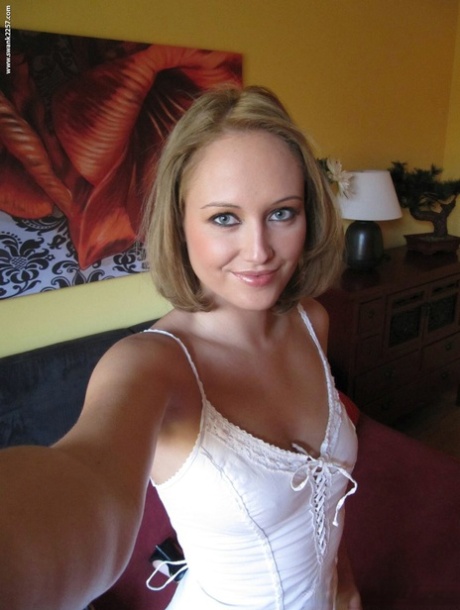 Blonde Selfy Porn - Blonde Selfie Porn Pics & MILF Sex Photos - IdealMilf.com