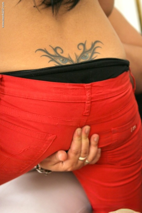 Fat sugar momma and her toy girl share a double dildo during lesbian sex 98947147