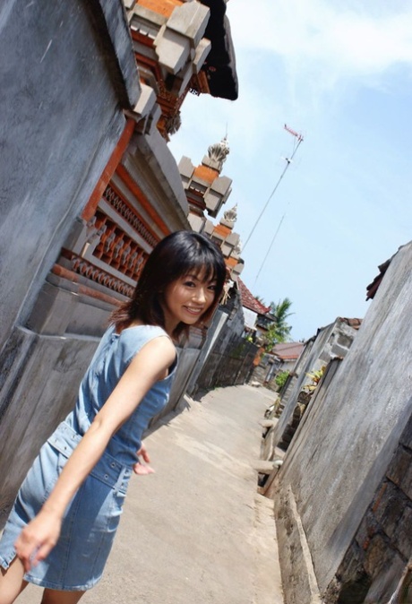 Japanese model Saki Ninomiya exposes her hairy bush after a market visit 59754103