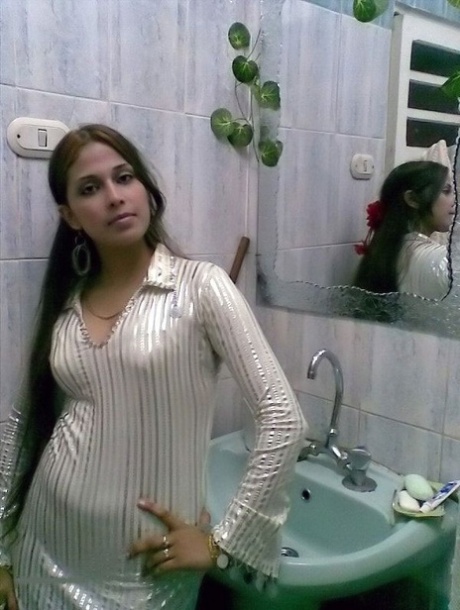 Bathing India Nude Wife - Indian Bath Porn Pics & MILF Sex Photos - IdealMilf.com