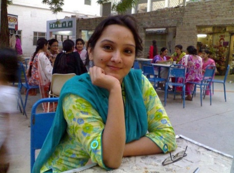 Indian plumper takes off her brassiere in a safe for work manner 99525664