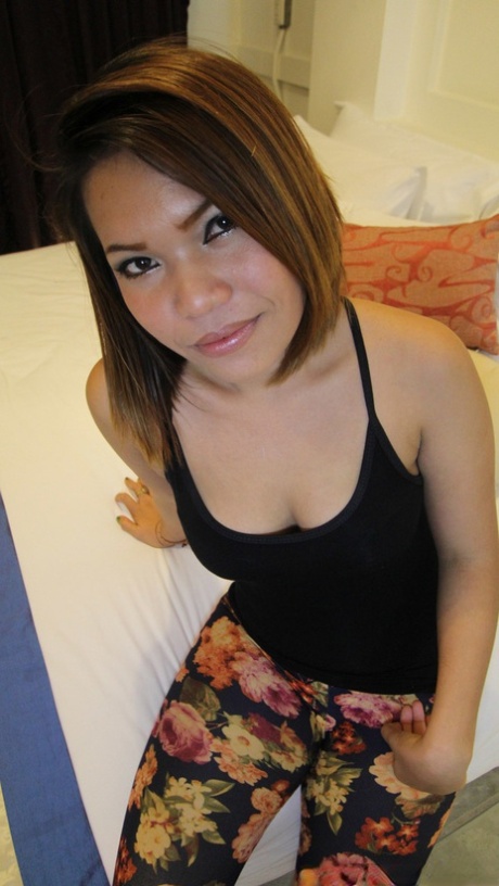 Asian amateur with a big butt wears jizz on lips after sex with a foreigner 25507687