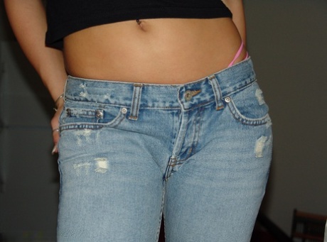Amateur chick Nikki Sims pulls down faded jeans before lifting up her shirt 97879867