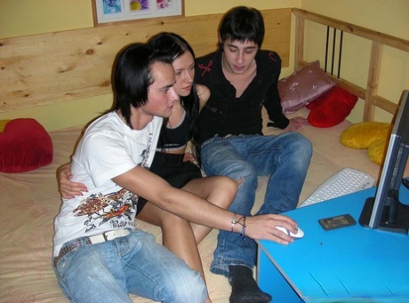 Dark haired teen Sasha Rose has sex with two boys at the same time 70805468