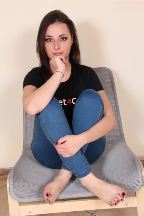 Brunette solo girl Ilaria shows her bare feet while modeling non nude in jeans 92272746