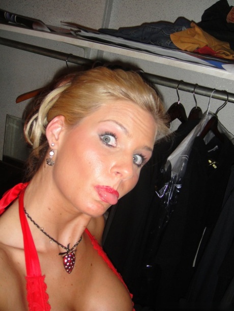 MILF pornstar Phoenix Marie indulges in the lesbian play with some strippers 85684711