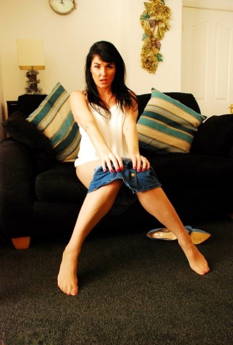 Brunette amateur Raunchy Raven displays the bottoms of her bare feet 97363926