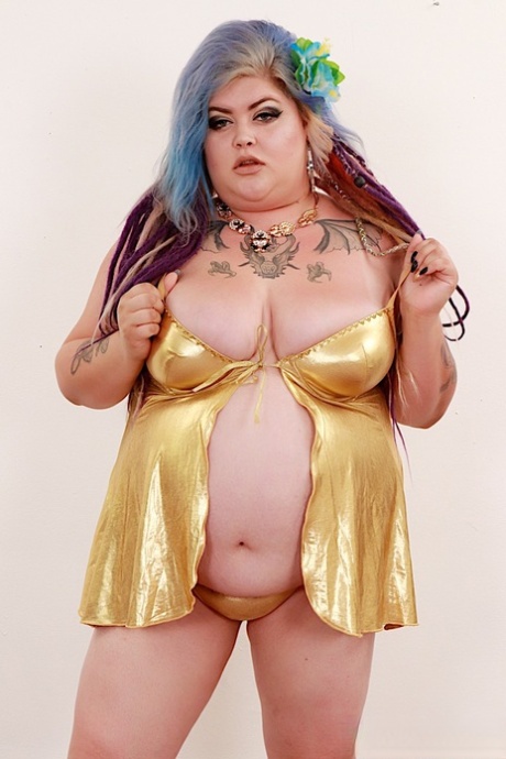 Obese woman Sasha Syren wears a flower in dyed hair while showing her pussy 62890153