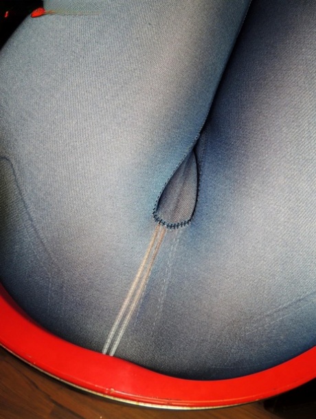 Amateur chick Dee Siren sets her huge ass free of tight blue jeans 14595355