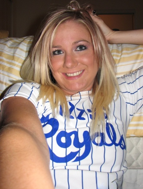 Blue-eyed blonde takes self shots while getting completely naked 95147611