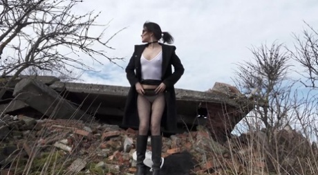 Caucasian girl Kristina takes a badly needed piss over a bank in sunglasses 32506459