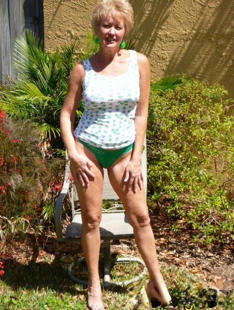 Mature amateur Tracy strips to her footwear while in the garden 34060806