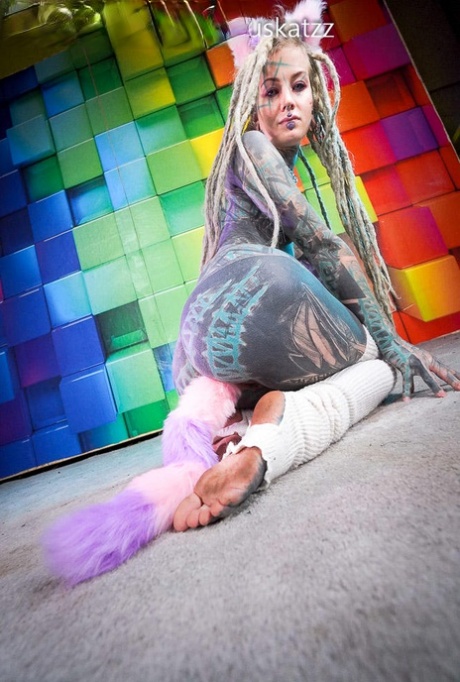 Heavily tattooed chick Anuskatzz toys her asshole while sporting dreadlocks 27280847