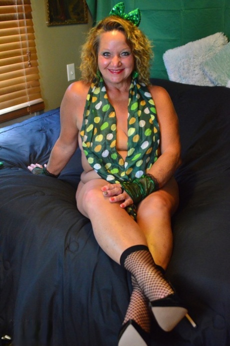 Overweight amateur Debbie Delicious gets naked in a thong and heels 83080790