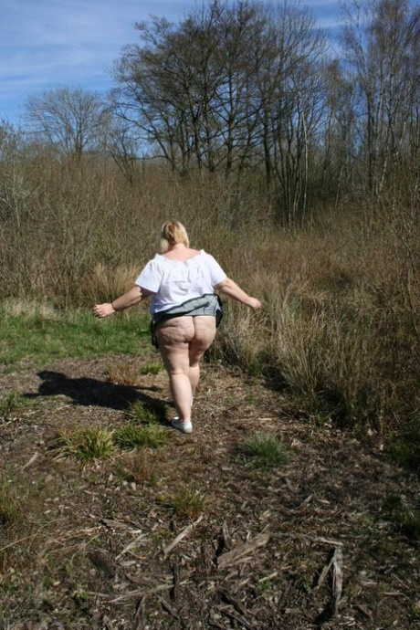 Fat UK amateur Lexie Cummings sucks and tugs on a couple of dicks in the woods 53375456