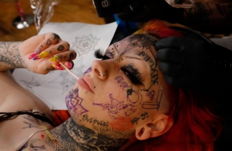 Tattoo enthusiast Mami displays her naked pussy while getting fresh ink 49847190