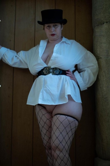 Mature BBW Posh Sophia sets her giant boobs free while wearing a hat 85991656