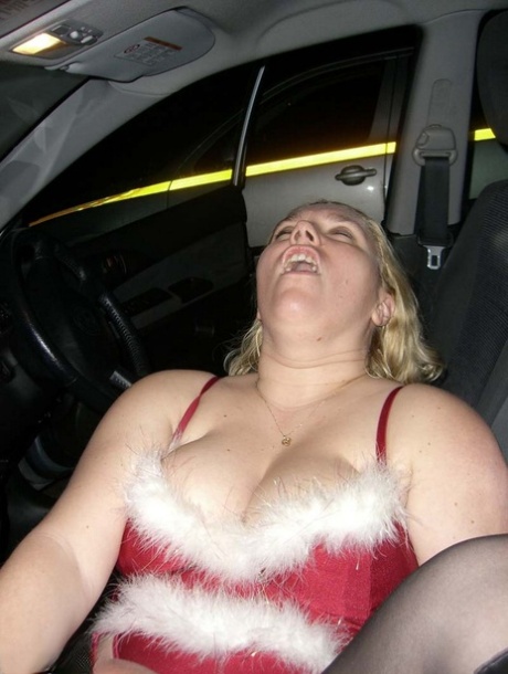Mature blonde Barby sucks off a cock in a car while wearing Xmas lingerie 52125017