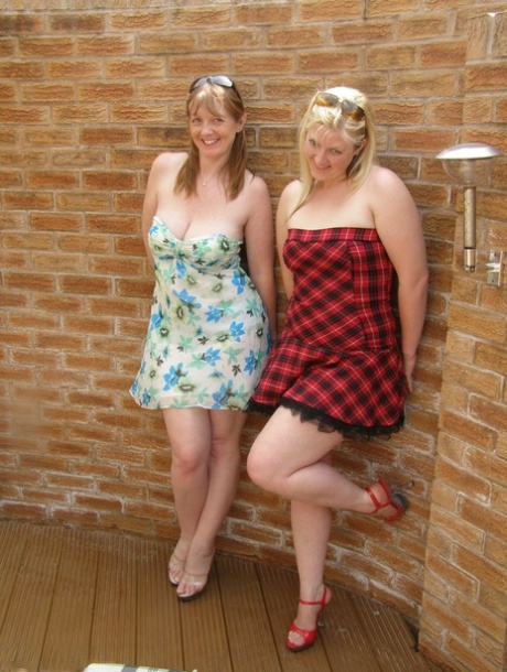 Amateur chick Samantha has her first lesbian sex experience on a mattress 75543375