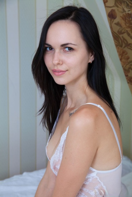 Dark haired 18 year old Jill gets naked to masturbate with a sex toy 32716989