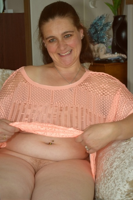 Redheaded BBW makes her nude modelling debut upon a sofa 18001168
