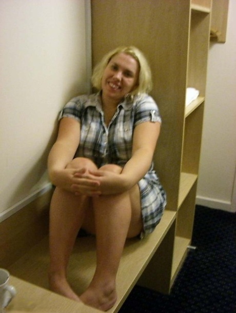 Overweight blonde Barby takes a cumshot on her face after a nude blowjob 44050195