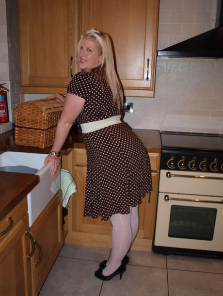 Overweight blonde Samantha spreads her snatch after disrobing in a kitchen 64132652