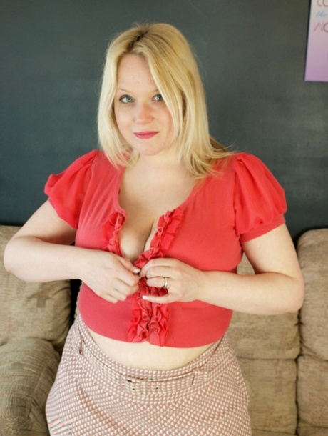 Blonde fatty Sindy Bust finger spreads her pussy on a loveseat in nylons 20602902