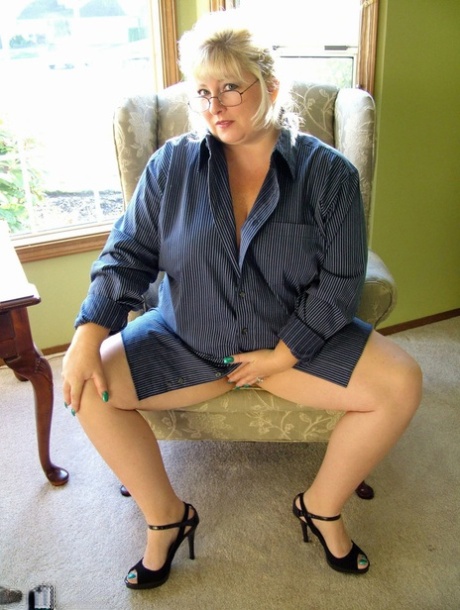 Blonde Milf Upskirt - Upskirt Blonde MILF Porn Pics & MILF Sex Photos - IdealMilf.com