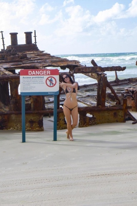 Brunette MILF Roxeanne attracts a crowd while taking off her bikini 85633908