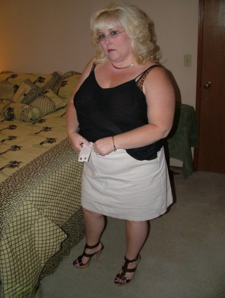 BBW Glasses Heels Porn Pics & MILF Sex Photos - IdealMilf.com